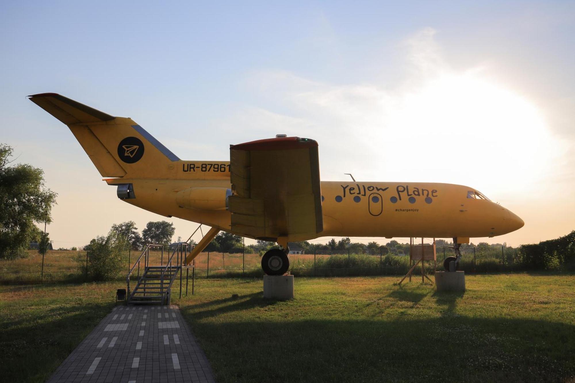 Yellow Plane Yurov المظهر الخارجي الصورة